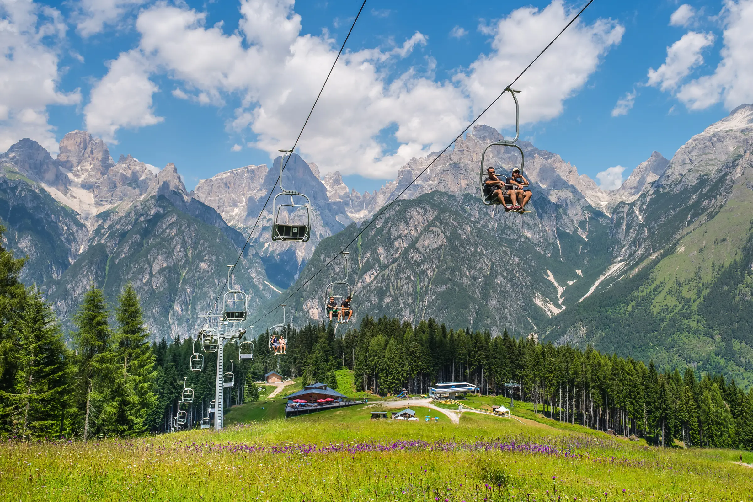 Il nostro ristorante di montagna è il punto di partenza ideale per escursioni, sci e numerose attività all'aperto.